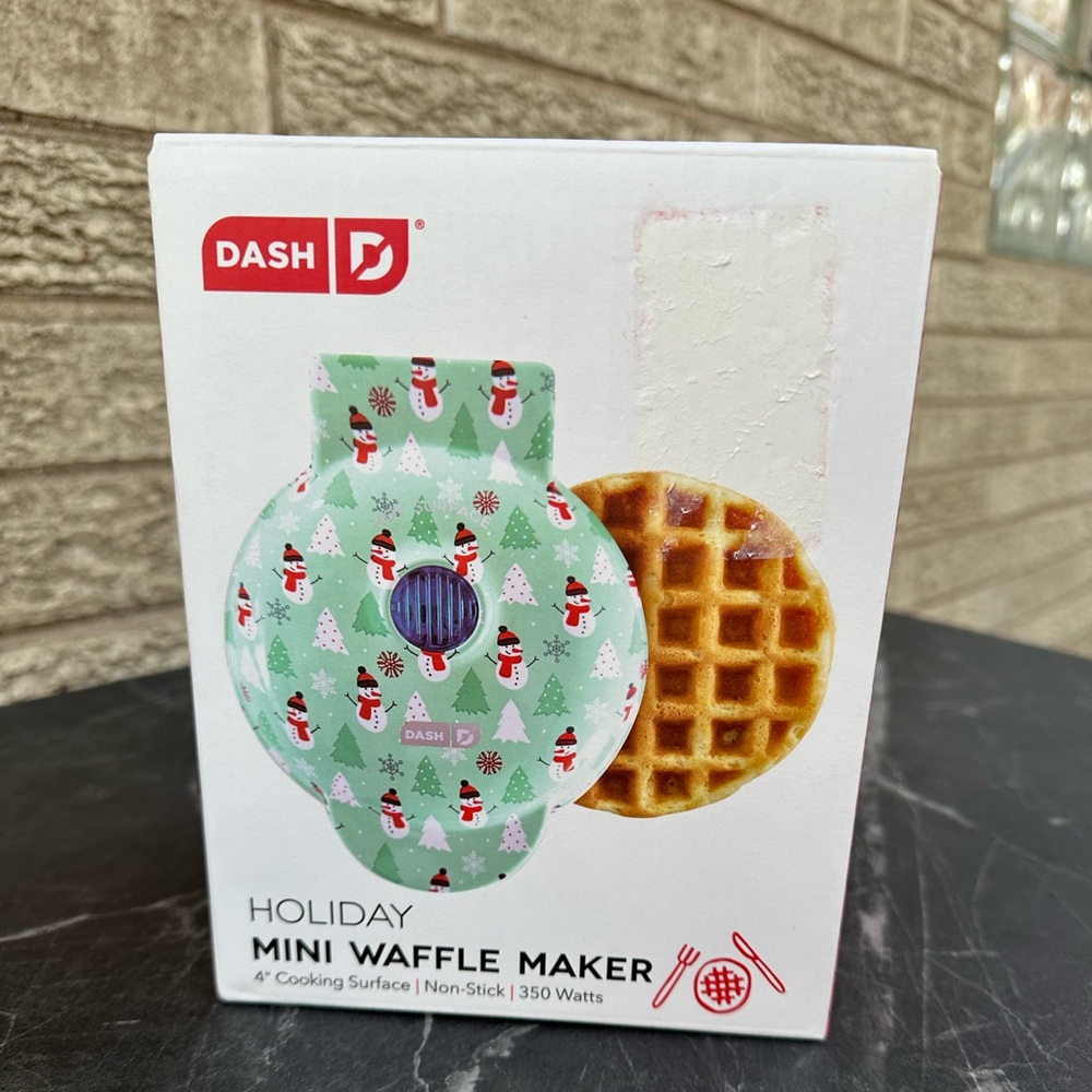 DAsh Holiday Mini Waffle Maker - Green Snowman Design